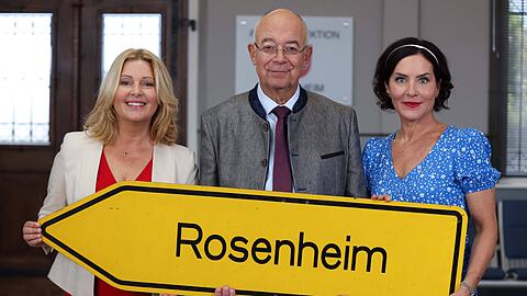 Karin Thaler (l.), Alexander Duda (M.) und Marisa Burger (r.) stehen für "Die Rosenheim-Cops" zusammen vor der Kamera. Karin Thaler (l.), Alexander Duda (M.) und Marisa Burger (r.) stehen für "Die Rosenheim-Cops" zusammen vor der Kamera.