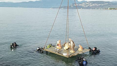 In Bardolino versenken Taucher eine Unterwasserkrippe. (Handout)