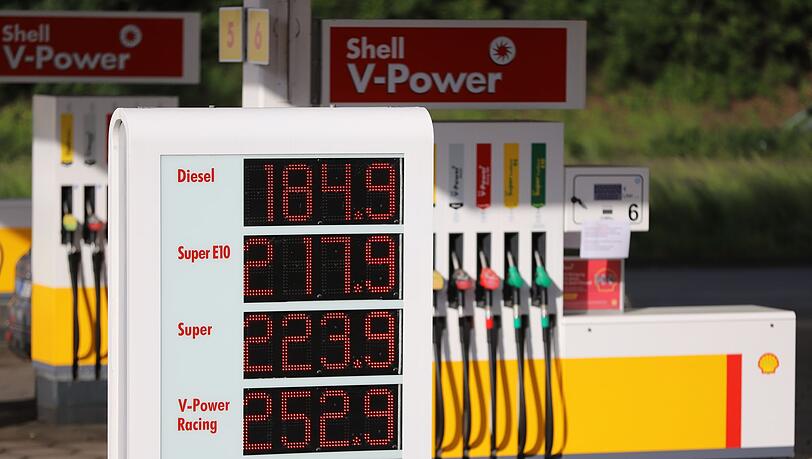Die Preistafel an einer Shell-Tankstelle an der Autobahn 59 zeigt für Diesel einen Preis von 1,849 Euro pro Liter an. Die Preistafel an einer Shell-Tankstelle an der Autobahn 59 zeigt für Diesel einen Preis von 1,849 Euro pro Liter an.