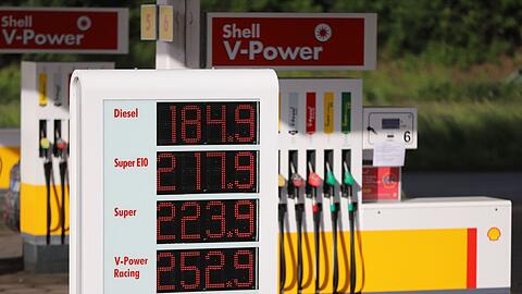 Die Preistafel an einer Shell-Tankstelle an der Autobahn 59 zeigt f&uuml;r Diesel einen Preis von 1,849 Euro pro Liter an.