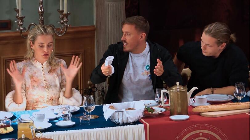 Die Nerven liegen blank. Schon beim Frühstück konfrontierte Nina Meise ihren Hauptverdächtigen Max kruse (Mitte): "Der Kopf der Verräter ist Max." Die Nerven liegen blank. Schon beim Frühstück konfrontierte Nina Meise ihren Hauptverdächtigen Max kruse (Mitte): "Der Kopf der Verräter ist Max."