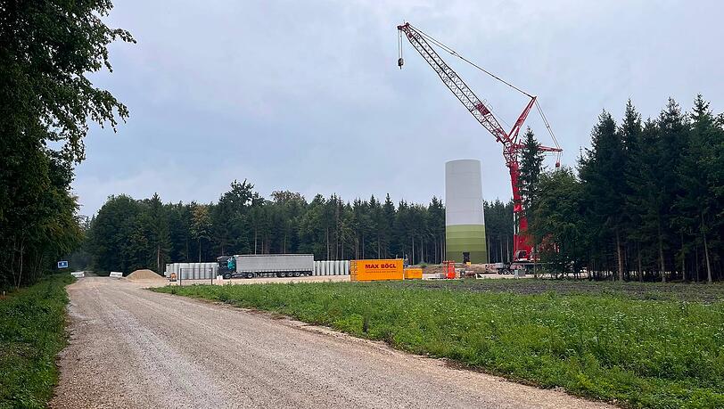 Die Baustelle der Windkraftanlage im Forstenrieder Park. Die Baustelle der Windkraftanlage im Forstenrieder Park.