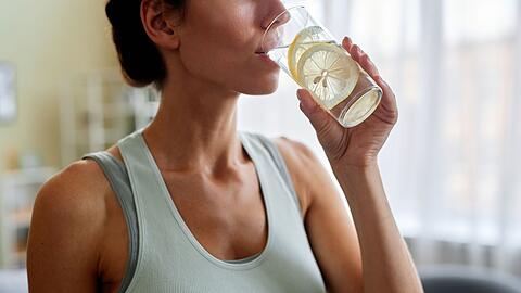 Das Vitamin-C im Zitronenwasser macht es zum morgendlichen Immunbooster.