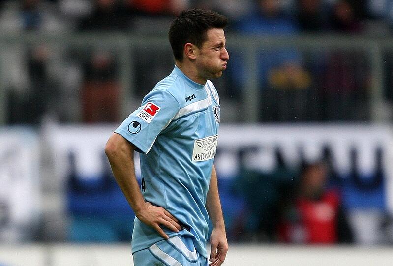 ANTONIO RUKAVINA:
Der Serbe muss sich bis Freitag entscheiden, ob er bei 1860 bleiben will. So wie er aber gegen Rostock spielte, können die Löwen gut auf ihn verzichten. Defensiv? Mäßig. Offensiv? Ohne Fortune. Note 5