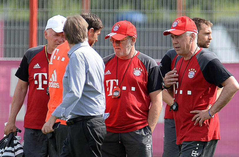 Der neue Coach Carlo Ancelotti und sein Trainerteam stehen auf dem Platz.