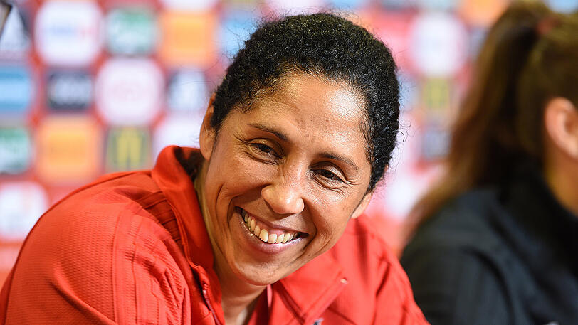 Bundestrainerin Steffi Jones lächelt bei der UEFA-Pressekonferenz im Stadion.