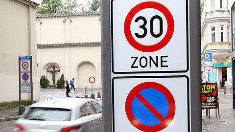 In der Altstadt gilt bereits flächendeckend ein Tempolimit. Jetzt sollen weitere 30er-Zonen folgen.