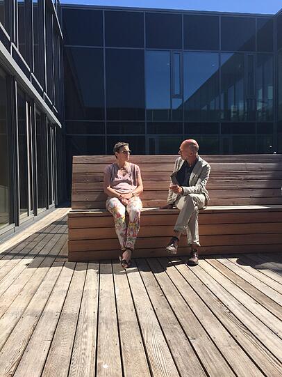 Stadtschulrätin Beatrix Zurek und Architekt Daniel Schroeter nutzen eine der innenliegenden Terrassen für einen Ratsch.
