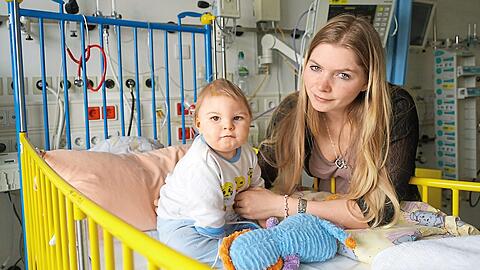 Marina D&rsquo;Apolito mit ihrem 18 Monate alten Domenico am Montag auf der Intensivstation im Klinikum Großhadern.