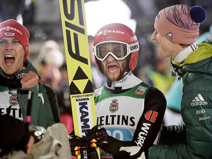Markus Eisenbichler (M) jubelt mit Karl Geiger und Stephan Leyhe (l) über seinen zweiten Platz. Foto: Angelika Warmuth