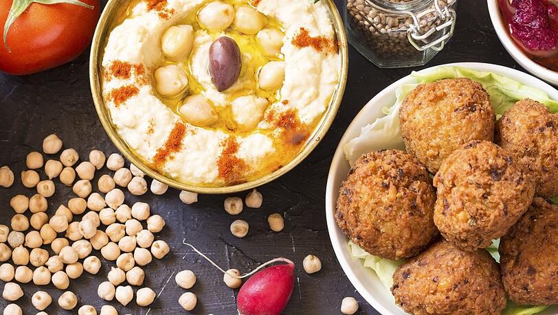 Hummus und Falafel gehören zu den Klassikern in der mediterranen Küche.