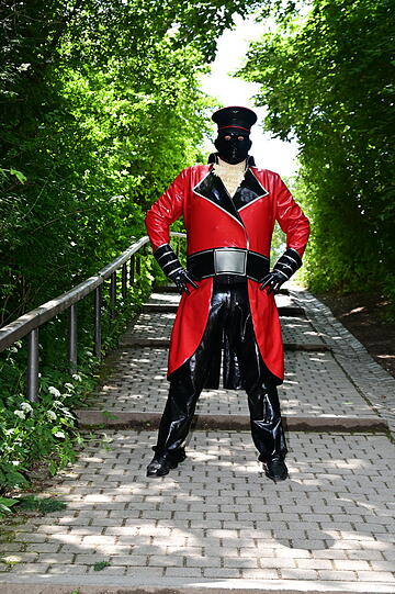 "Contessa Kali" mit ihrer Latex-Tour in München am Samstag, 11. Juni.