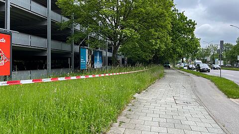 Hier fand die Einsatzübung statt. Im Hintergrund ist ein Polizeifahrzeug zu sehen.