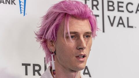 Machine Gun Kelly macht mit seiner On-off-Beziehung zu Schauspielerin Megan Fox Schlagzeilen. Nun dankte er ihr für ihre Unterstützung im Kampf gegen die Sucht.
