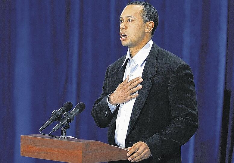 Nein, hier wird kein Fahneneid geleistet, sondern ein Sex-Geständnis abgelegt: Tiger Woods bei seinem präsidial-pathetischen Auftritt.