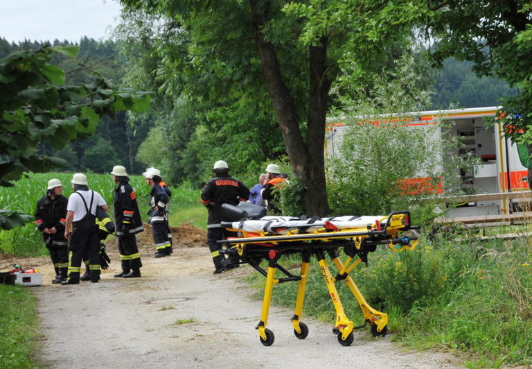 Schrecklicher Unfall bei Weng: Ein Baggerfahrer hat einen Kollegen am Dienstag im niederbayerischen Weng versehentlich in einer Grube verschüttet und dabei schwer verletzt. Das spätere Opfer war in einen 2,20 Meter tiefen Kanalschacht gesprungen, um ein Werkzeug zu holen, wie die Polizei mitteilte. Der Baggerfahrer merkte dies nicht und leerte seine Schaufel in der Baugrube. Deren Seitenwände stürzten ein und begruben den Arbeiter. Die Bilder