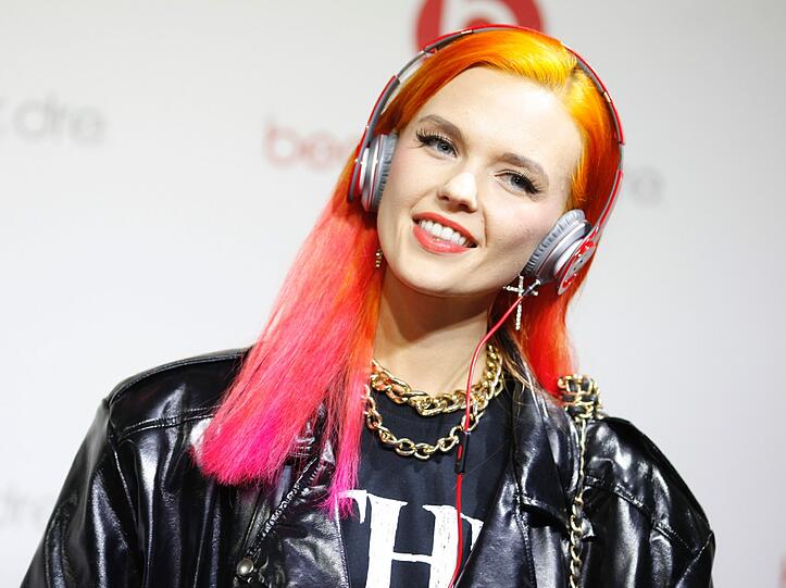 Das Model Bonnie Strange posiert am Montag (03.09.2012) vor dem Club Spindler und Klatt in Berlin auf dem roten Teppich für die Fotografen