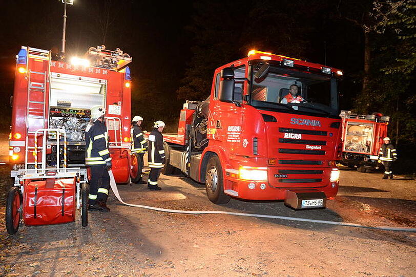 Auf der B 306 bei Siegsdorf brannte ein BMW-Cabrio völlig aus. Der Fahrer konnte sich in letzter Sekunde retten. Die Bilder vom Feuerwehreinsatz.