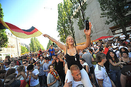 Public Viewing auf der Leopoldstraße: Die WM 2014 in Brasilien startet. So schön war's das letzte Mal...