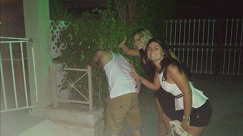 Peinliche Beweisfotos: So exzessiv feiern junge Briten auf Korfu!