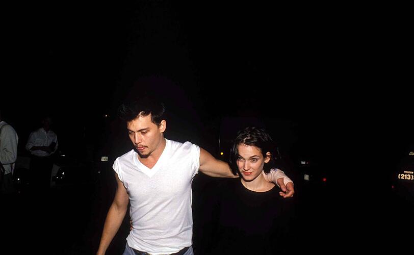 Seine nächste Flamme Winona Ryder lernte Johnny Depp am Set von "Edward mit den Scherenhänden" kennen. 1990 verlobten sich die beiden. Depp ließ sich sein berühmtes "Winona Forever" stechen, das er nach dem Beziehungs-Aus 1993 in "Wino Forever" umwandeln ließ.