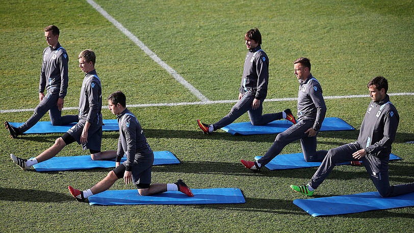 Bevor es zum Ausflug nach Lissabon ging, schufteten die Löwen nochmal im Training. Acht mehr oder weniger angeschlagene Spieler fehlten dabei. Beim Fußball-Tennis triumphierte wie am Vortag das Team um Ivica Olic - mit Romuald Lacazette, Daylon Claasen, Maximilian Wittek und dem ekstatisch mit Wasserflaschen-Pokal feiernden Sebastian Boenisch.