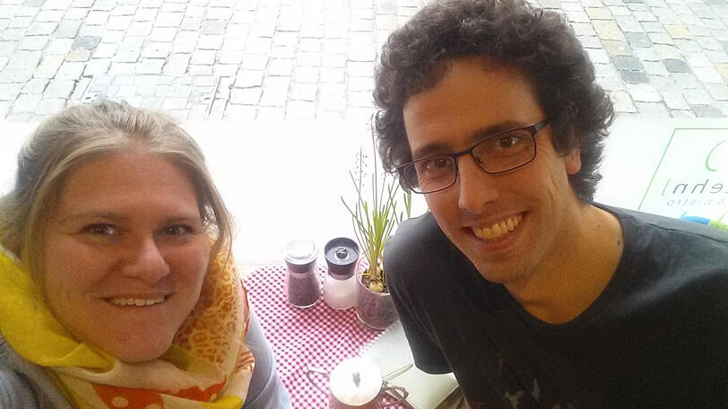 Mit Frühlingsblühern im Bistro 20zehn: &bdquo;Vogelphilipp&ldquo; Herrmann mit AZ-Redakteurin Claudia Hagn.