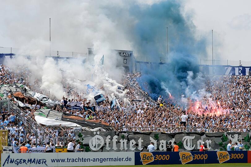 1860 Fans zünden Bengalos im eigenen Stadion.
