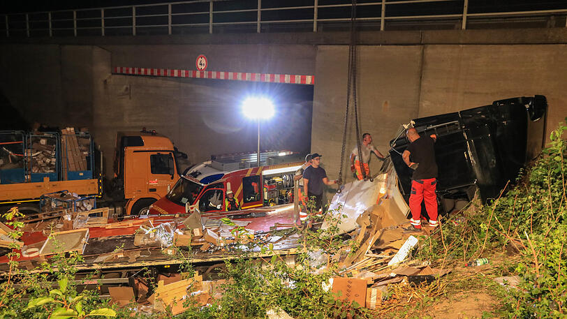 Der Lastwagen wurde komplett zerstört, der Fahrer mit schweren Verletzungen ins Krankenhaus gebracht. Die Bilder vom Unfallort.