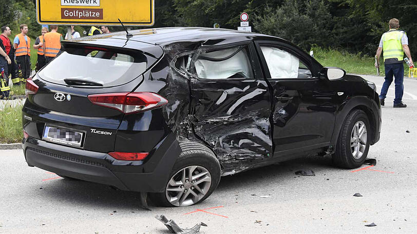 Der Motorradfahrer ist in die rechte Seite des Autos gekracht und noch am Unfallort gestorben.