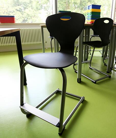 Die Stühle sind höhenverstellbar - und man kann vorwärts und rückwärts darauf sitzen.