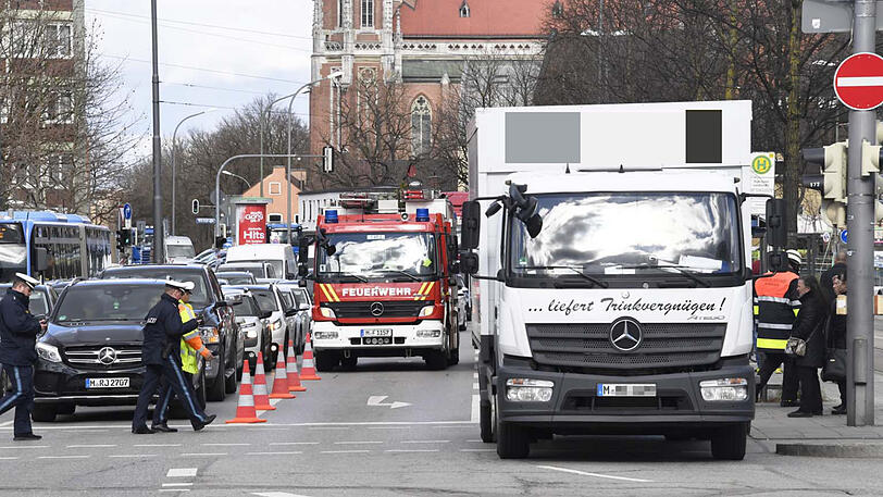 Der Fußgänger wurde vom Lkw erfasst und schwer verletzt. Wenig später stirbt der 87-Jährige im Krankenhaus.