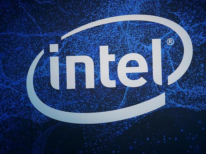 Ein Logo des Chip-Konzerns Intel auf der Elektronikmesse CES 2019.