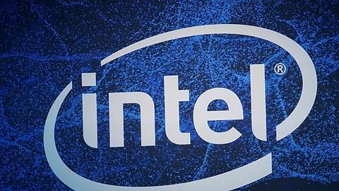 Ein Logo des Chip-Konzerns Intel auf der Elektronikmesse CES 2019.