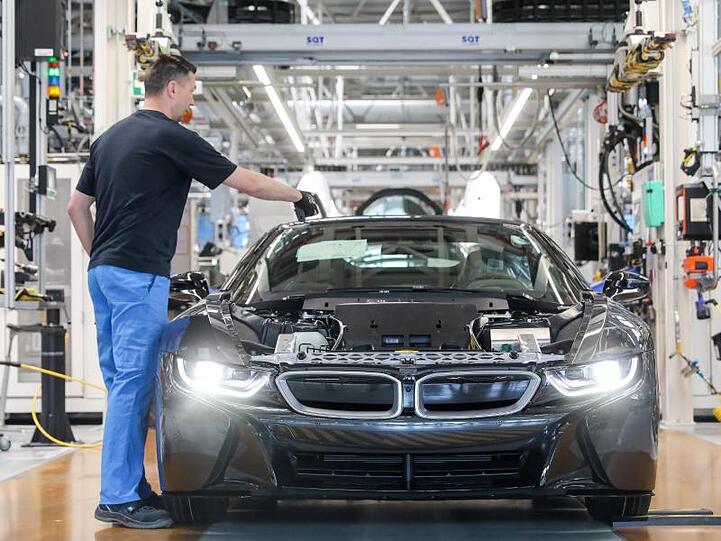 Mitarbeiter im BMW-Werk Leipzig montieren einen elektrisch angetriebenen i8. BMW erhält weniger Subventionen als beantragt.