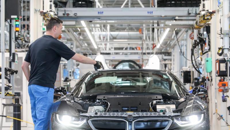 Mitarbeiter im BMW-Werk Leipzig montieren einen elektrisch angetriebenen i8. BMW erhält weniger Subventionen als beantragt. Mitarbeiter im BMW-Werk Leipzig montieren einen elektrisch angetriebenen i8. BMW erhält weniger Subventionen als beantragt.