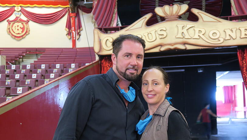 Führen die Circus-Krone-Dynastie weiter: das jetzige Direktorenpaar Jana Mandana Lacey-Krone und Martin Lacey jr. Führen die Circus-Krone-Dynastie weiter: das jetzige Direktorenpaar Jana Mandana Lacey-Krone und Martin Lacey jr.