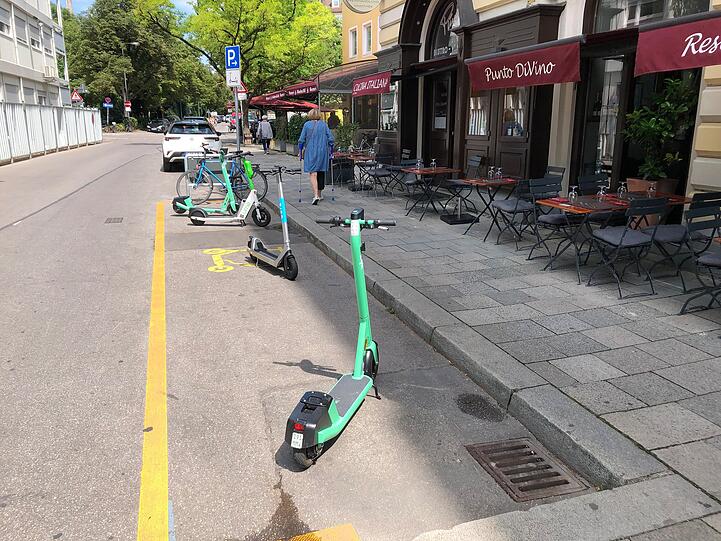 Der E-Scooter-Parkplatz in der Herzog-Wilhelm-Straße.