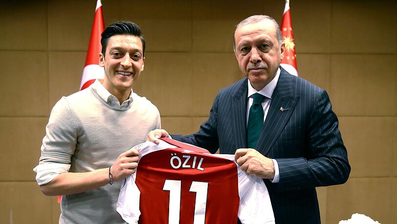 Mesut Özil und Recep Tayyip Erdogan am 14.05.2018. Der Fußballer hat erneut ein Foto mit dem wiedergewählten türkischen Präsidenten geteilt.