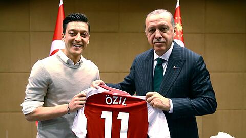 Mesut Özil und Recep Tayyip Erdogan am 14.05.2018. Der Fußballer hat erneut ein Foto mit dem wiedergewählten türkischen Präsidenten geteilt.