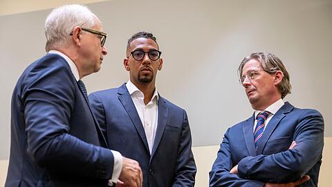 Ex-Fußball-Nationalspielers Jérôme Boateng mit seinem Team beim Strafprozess in Müchnen. (Archivbild)