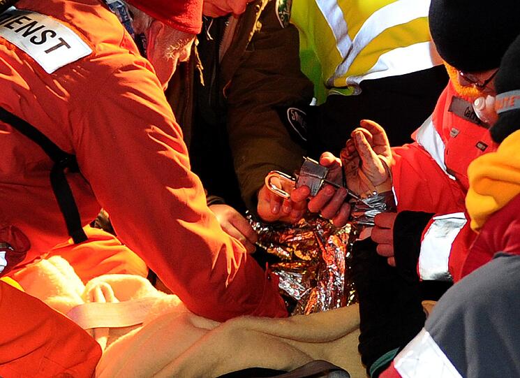 Der Castor rollt weiter, die Proteste halten an: Nach einer langen Protestnacht gegen den Castor-Transport ins niedersächsische Zwischenlager Gorleben haben Atomkraftgegner auch am Montag ihre Blockaden fortgesetzt - die Protest-Bilder der vergangenen Tage.