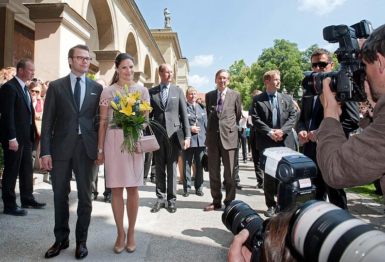 Victoria ist zum ersten Mal Mutter geworden. Die 34-Jaehrige brachte am frühen Donnerstagmorgen (23.02.12) eine Tochter zur Welt - wurde die Mini-Prinzessin etwa in München gezeugt? Fest steht vor neun Monaten waren Victoria und Gatte Daniel zu Besuch in der Hauptstadt der Herzen - hier die Bilder...