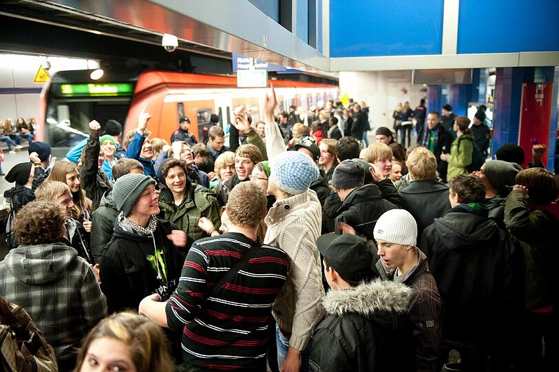 Bei dem über Facebook organisierten "Abschiedstrinken" in der Münchner S-Bahn haben rund 2.000 Menschen beim Feiern für erhebliche Sachbeschädigungen gesorgt.