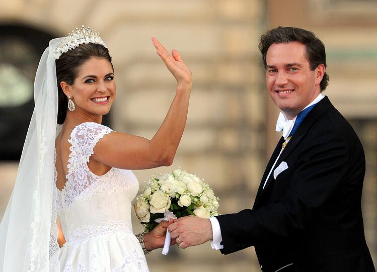 Die Braut im Spitzen-Kleid und der Bräutigam zu Tränen gerührt: Die schwedische Prinzessin Madeleine und der New Yorker Banker Chris O'Neill haben in Stockholm geheiratet. Die Bilder!