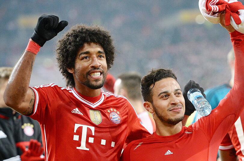Die Bayern feiern: Dante (l., mit Thiago) mit seinem geschwollenen rechten Auge nach dem Sieg des FC Bayern München beim VfB Stuttgart.