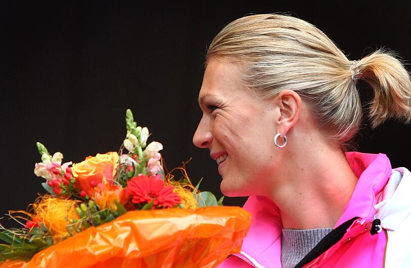 Blumen für Deutschlands erfolgreichste Ski-Rennläuferin.