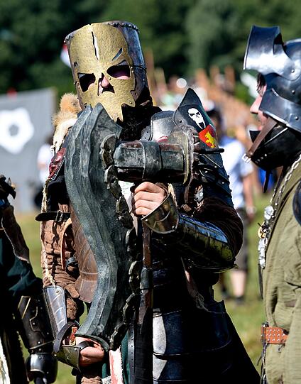 Rund 8000 Menschen treffen sich zum interaktiven Rollenspiel "ConQuest of Mythodea". Sehen Sie hier einige Bilder aus dem Jahr 2013