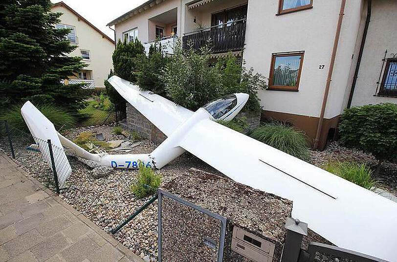 Ein Segelflieger liegt am 26.06.2015 nach einer Notlandung in Bamberg (Bayern) in einem Vorgarten.