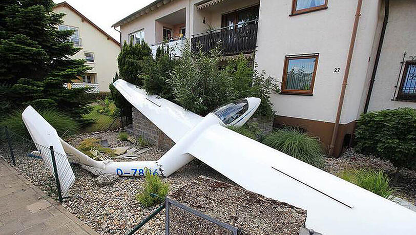 Ein Segelflieger liegt am 26.06.2015 nach einer Notlandung in Bamberg (Bayern) in einem Vorgarten. Ein Segelflieger liegt am 26.06.2015 nach einer Notlandung in Bamberg (Bayern) in einem Vorgarten.